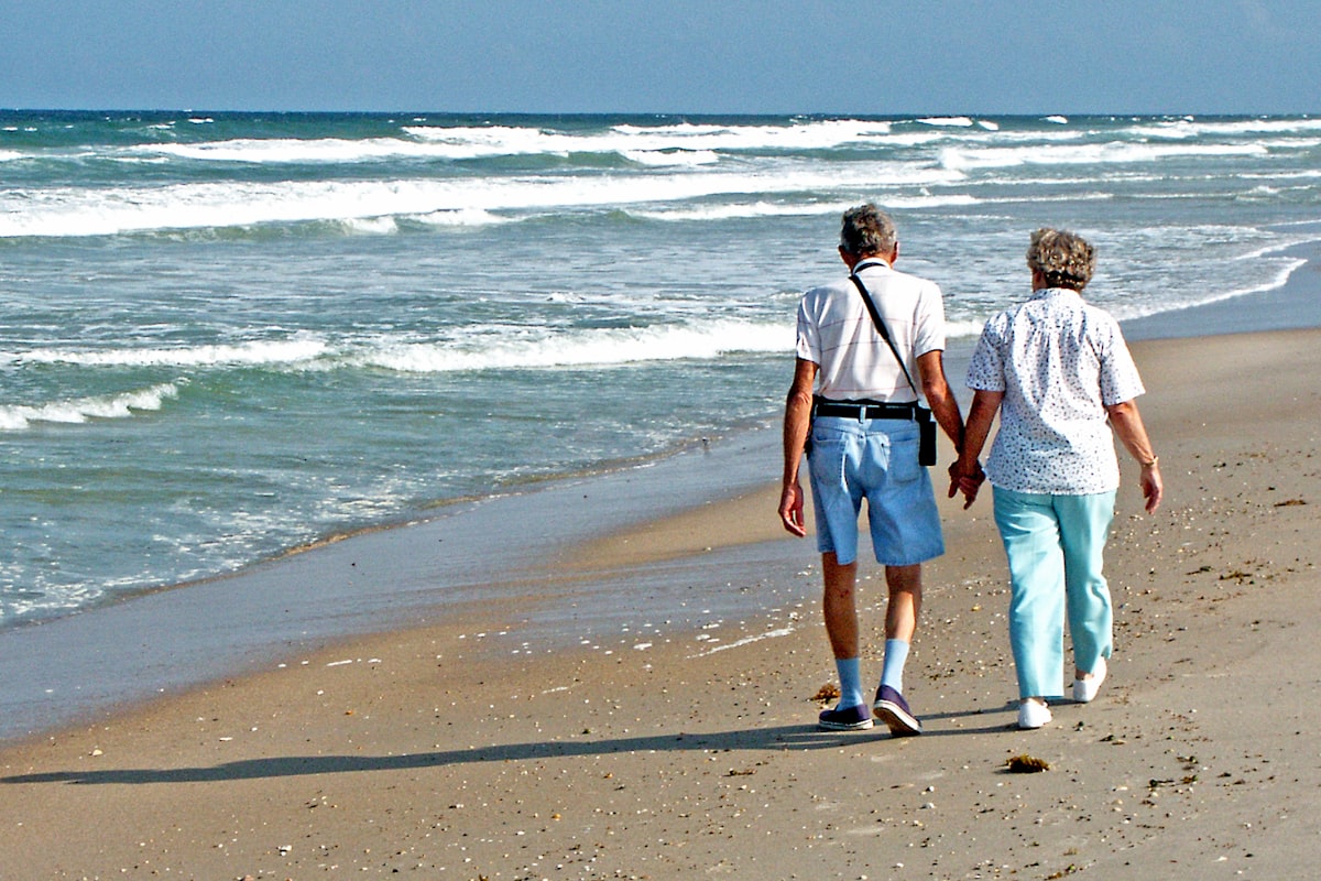 Stel hand in hand op het strand