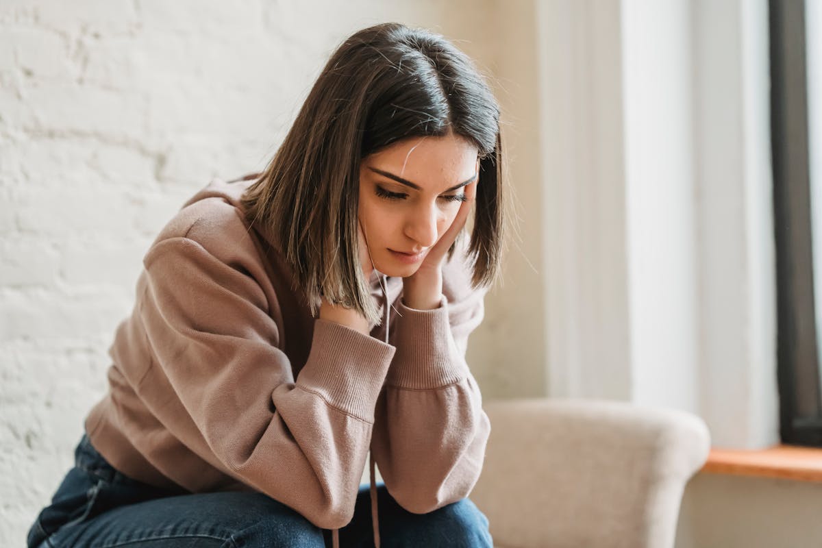 Vrouw alleen op de bank, in gedachten